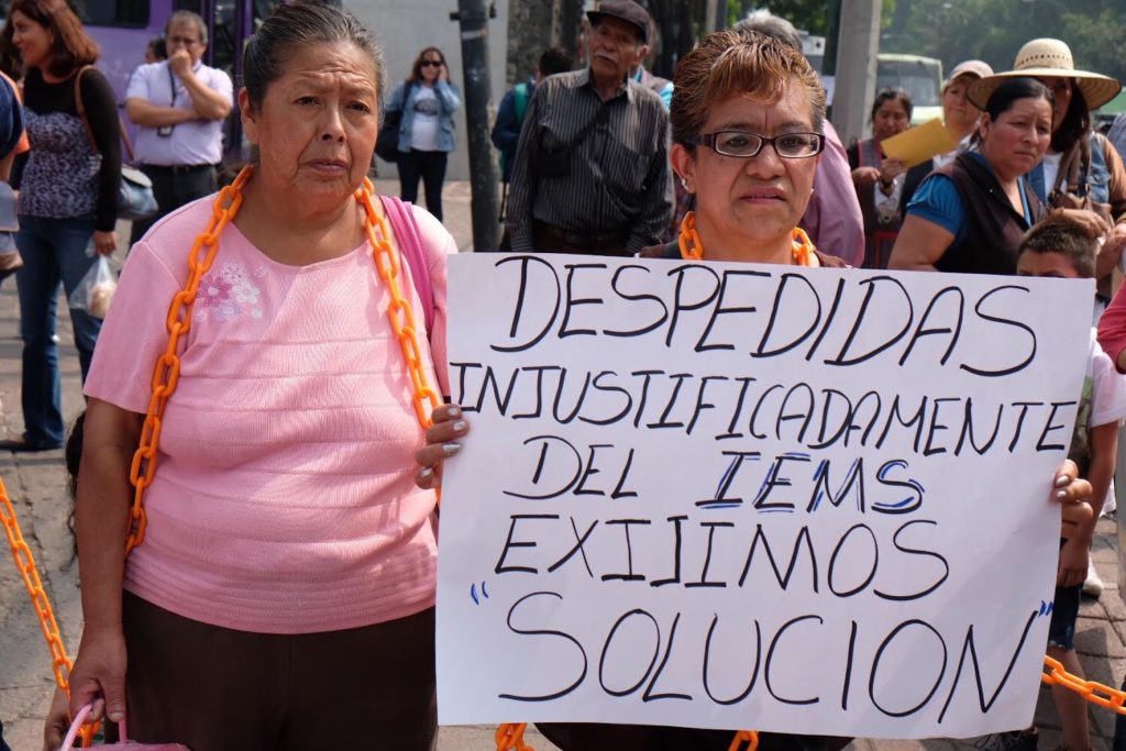 Trabajadoras en un acto de protesta afuera de la CDHCDMX